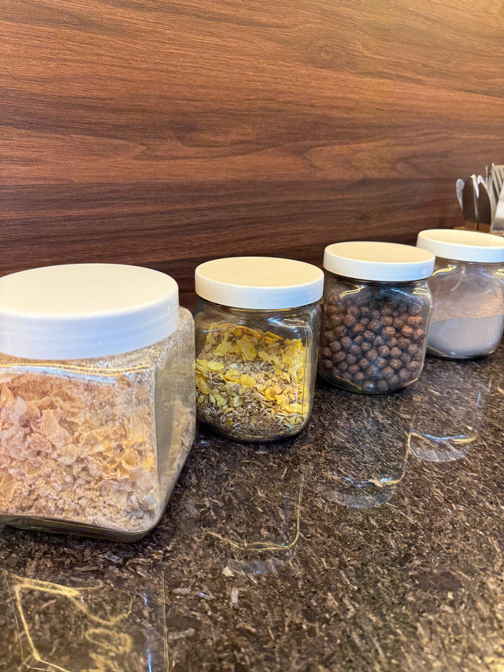 Potes de granola, cereal e castanhas