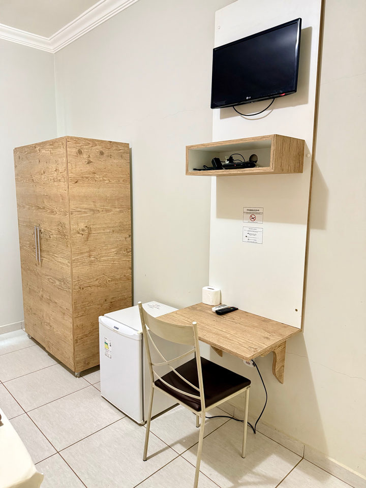 Guarda-roupa de madeira, frigobar, escrivaninha e televisão