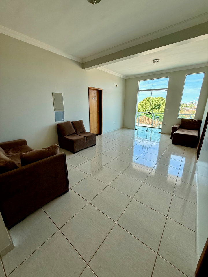 Sala de estar com sofás e janela envidraçada