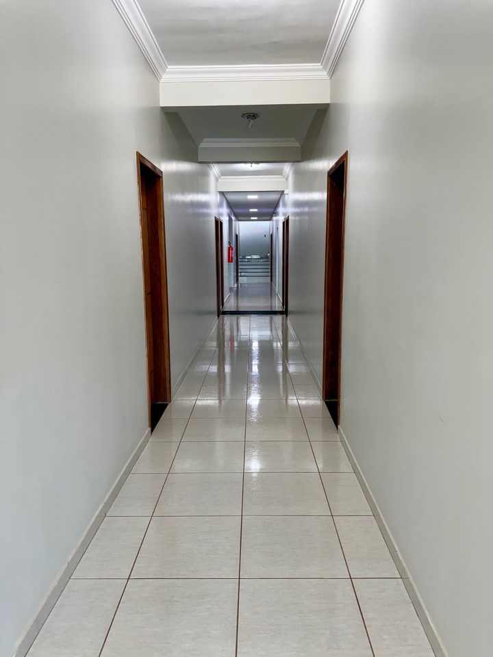 Corredor dos apartamentos, com portas de madeira