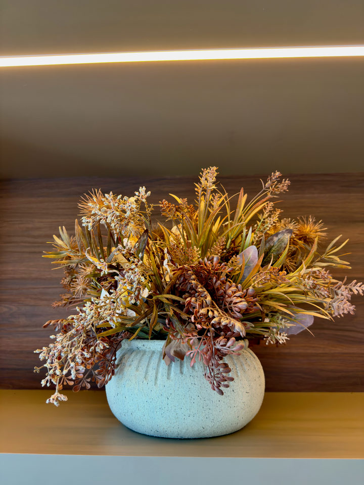 Arranjo de flores secas em vaso de cerâmica