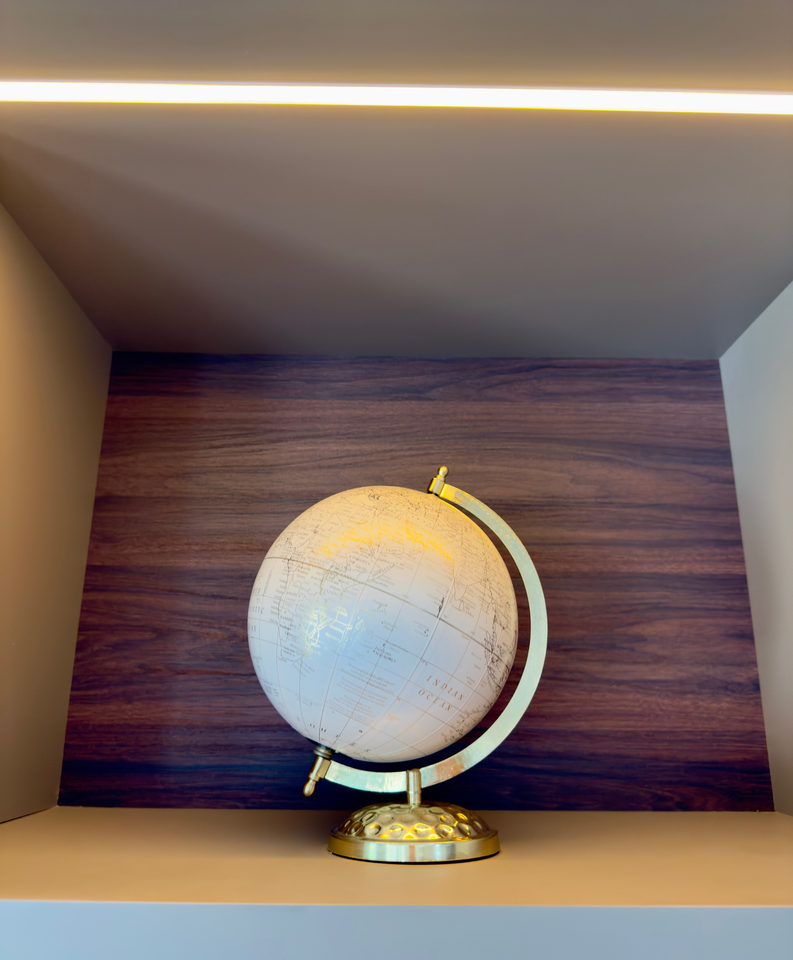 Globo terrestre no nicho iluminado da estante