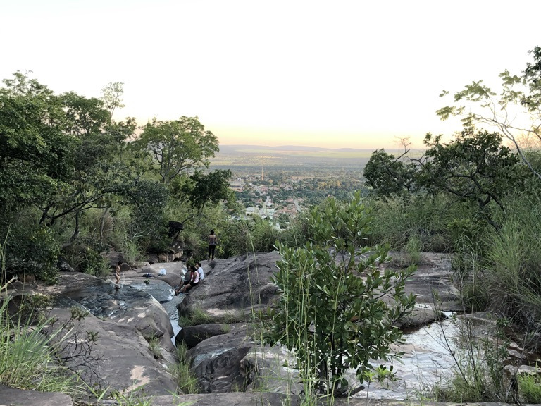 Mirante na parte de cima da cachoeira principal