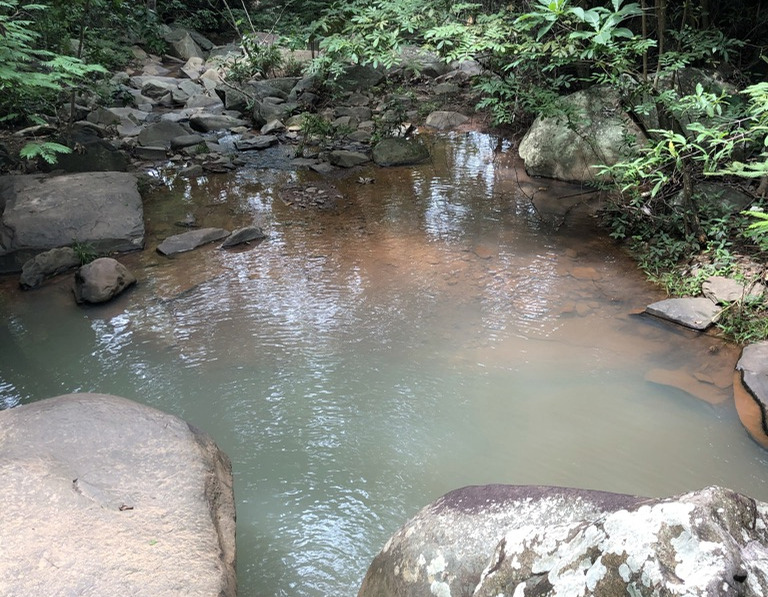 Poço de água na Princesinha, cercado de pedras