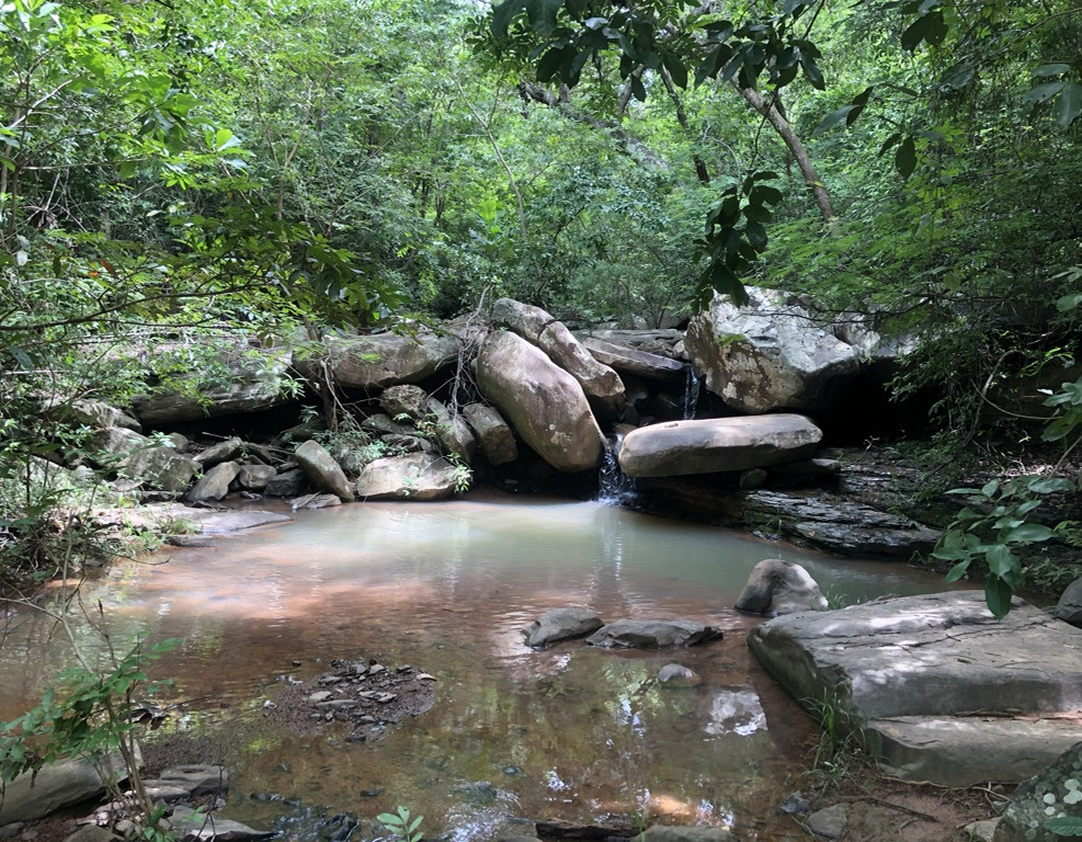 Riacho da Princesinha correndo entre pedras grandes